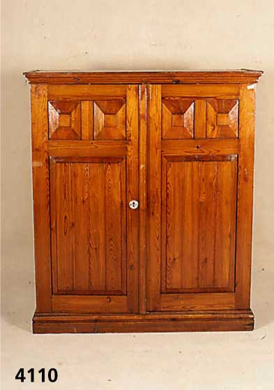 Vielzweckschrank, deutsch, Weichholz, kassettiert, 4 eingel. Kassetten, originelle Inneneinrichtung, leichte Gebrauchsspuren, vielfach verwendbar, ...