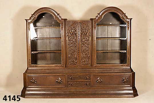 Vielzweckschrank, deutsch, um 1910, Eiche massiv, Eichefurnier, aufgelegte Schnitzereien , Blumenkelche, 3-fach gegliedert, zwei Vitri- nenteile mit ...