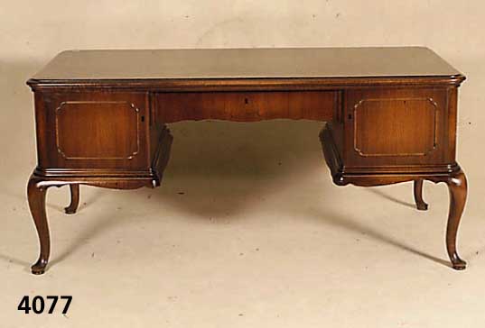 Schreibtisch, deutsch, um 1930, Nußbaum massiv, geschweifte Beine, leichte Gebrauchs- spuren, praktisches MÖbel, ohne SchlÜssel, SeitenfÄcher ...