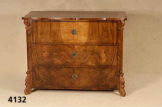 3-schÜbige Kommode, deutsch, um 1860/65, Korpus Weichholz, Wurzelnußfurnier gespiegelt, schÖnes Furnierbild, dynamisch angeordnet, Platte mit ...