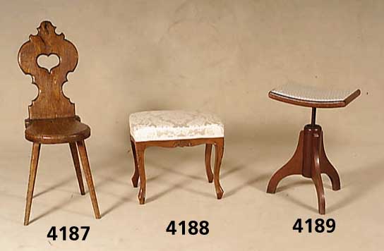 Hocker, Italien, Nußbaum massiv, Barockstil, Seidendamastbezug in sich geblumt, Flach- schnitzerei aus dem Vollholz, in sich leicht geschwungen, ...