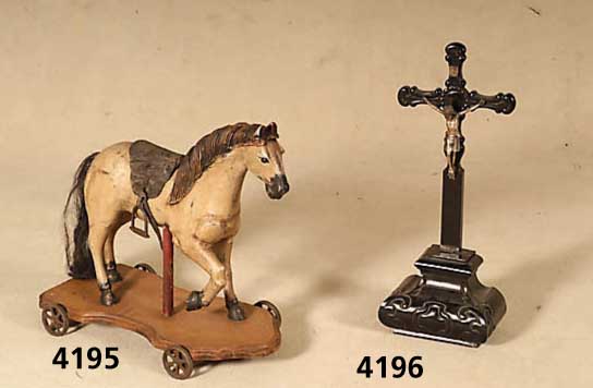 Holzpferd auf RÄdern, nach englischem Vorbild von 1830/40, Ostasien, Massivholz, bunt ge- faßt, patiniert, reines DekostÜck, ca. 51x28x 60 cm