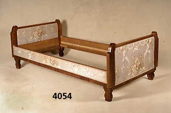 Bett im Biedermeierstil, deutsch, 30er Jahre, unter Verwendung alter Teile (1845/55), Weichholz, Wurzelnußfurnier, Betten umgestylt mit ...
