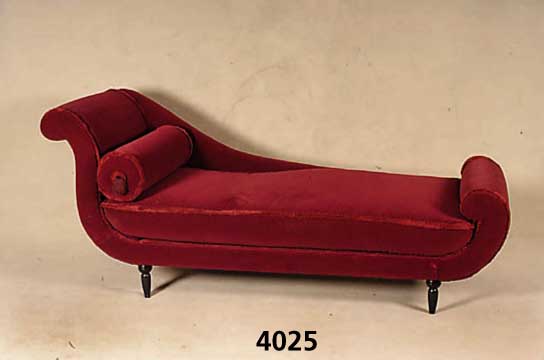 Recamiere, deutsch, um 1860, in sich ge- schwungen, mit hoher ausladender Lehne, Schlummerrolle, Innenkante mit Handlauf, roter PlÜschbezug, ...