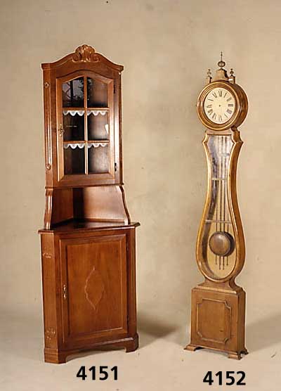 Eckvitrine, Italien, Korpus Weichholz, Barockstil, Nußbaumfurnier, bzw. Buchefurnier auf Nußbaum gebeizt, Flachschnitzerei aus dem Vollholz, ...