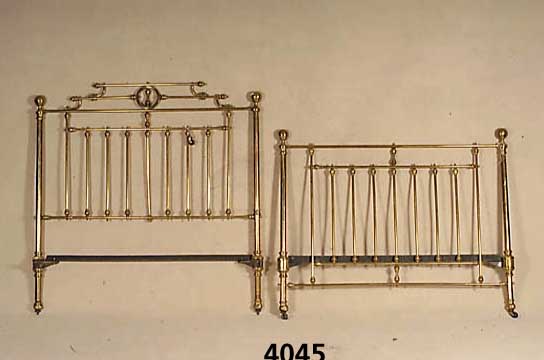 Messingbett, wohl Frankreich, um 1900/10, nachweislich aus dem Besitz von Hans Clarin, original Rost, leicht restauriert, stellen- weise leicht ...