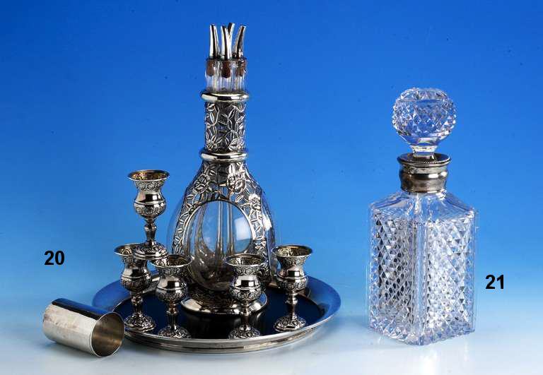 Glaskaraffe, deutsch 30/40er Jahre, Montur Silber, geprÜft, Meistermarke ungedeu- tet, Kristallglas geschnitten und geschliffen, H ca. 28 cm