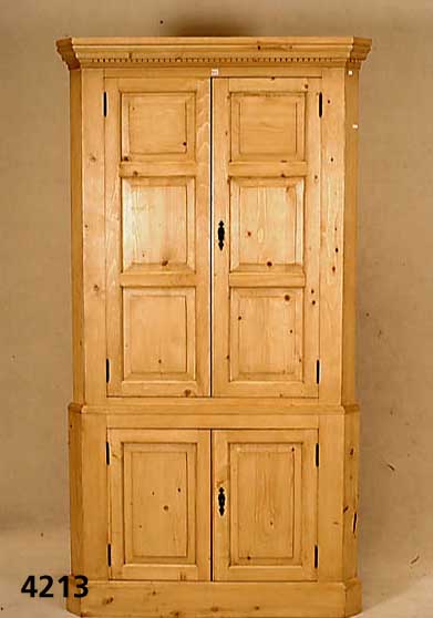 Eckschrank, nach mitteldeutschem Vorbild von 1830/40, klassizistischer Einschlag, neu gestaltet, Weichholz, z.T. auf Rahmen gearbei- tet, gute ...