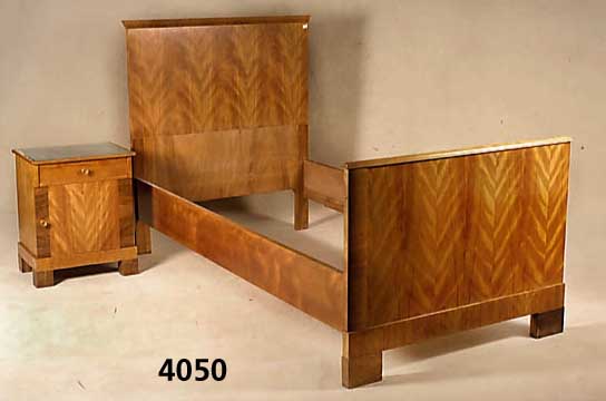 Doppelbett, deutsch, um 1928/30, ArtDeco- Stil, kubistischer Aufbau, Birke- und Birke- wurzelfurnier, Seitenstreifen kaukasisch Nuß- baum ...