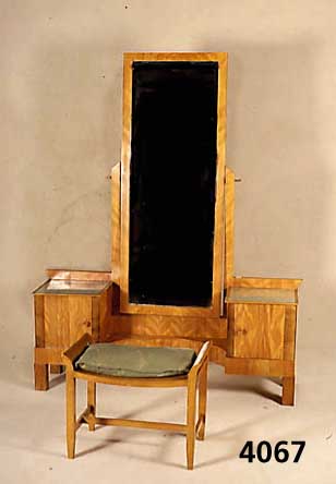 Schwenkspiegel mit DoppelschrÄnkchen, deutsch, um 1928/32, Korpus Weichholz, Birke- bzw. Birkewurzelfurnier, kaukasisch Nußbaumfurnier, strenger ...