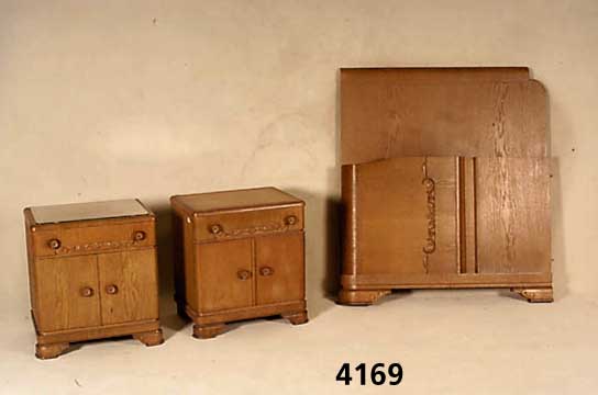 2 Betten und 2 Nachttische, deutsch, um 1930/ 32, Korpus Weichholz/Hartholz, Eichefurnier, schÖnes Bild, aufgesetzte Schnitzereien aus dem ...