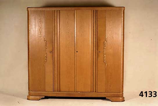 Kleiderschrank, deutsch, um 1930/32, Korpus Weichholz/Hartholz, Eichefurnier, schÖnes Bild , aufgesetzte Schnitzereien aus dem Vollholz, ...