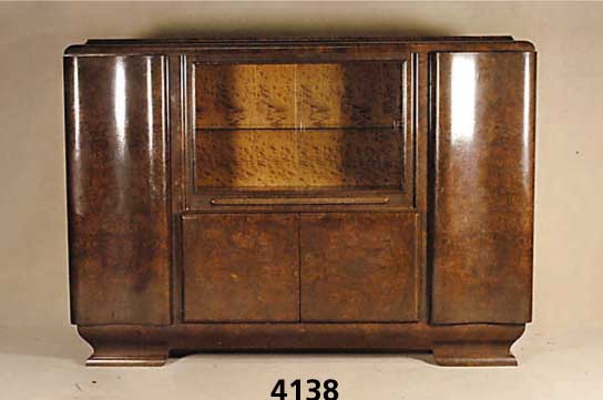 Vielzweckschrank, deutsch, um 1935/38, Korpus Weichholz, Buche und Eiche, z.T. massiv , RÜsterfurnier, doppelt bzw. 4-fach gespie- gelt, Seiten ...