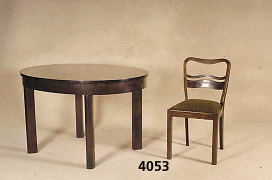 Ausziehtisch mit 4 StÜhlen, deutsch, um 1935/ 40, Nußbaum und Buche massiv, Tischplatte Wurzelnußfurnier gespiegelt, ovale Beine, starker ...