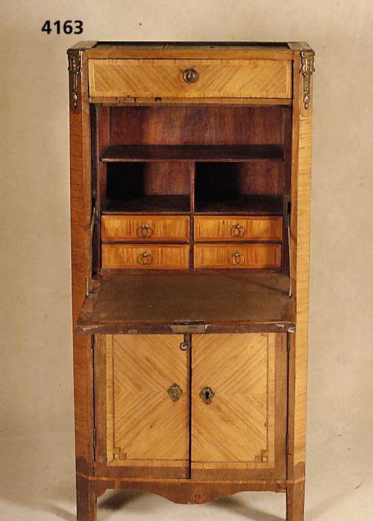 DamenschranksekretÄr, wohl Paris, um 1870, Korpus Eiche massiv, allseitig Fadenintarsien, zurÜckhaltendes Bandelwerk, original BeschlÄ- ge, ...