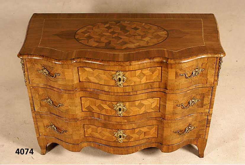 3-fach geschweifte Kommode, WÜrzburg, um 1750/ 60, Korpus Weichholz, Front horizontal auf- gebaut, dickes Nußbaum- bzw. Wurzelnußfurnier, ...