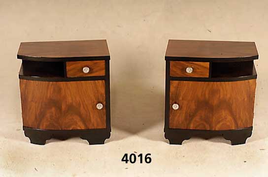 Paar BeistellschrÄnkchen, Frankreich, um 1920, Nußbaum gespiegelt furniert, z.T. schwarz abgesetzt, zeittypisch geschwungene Form, wohnfertig, ...