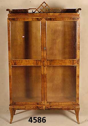 Vitrinen- bzw. Glasschrank, deutsch, um 1928/ 32, sogenanntes Deutsches MÖbel, Korpus Weichholz/Hartholz, kaukasisch Nußbaum gespie- gelt, 3 ...