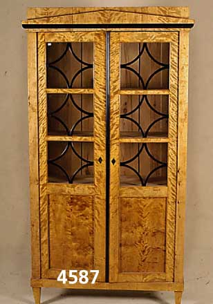 WÄsche- bzw. Vitrinenschrank, mitteldeutsch, um 1830/40, SpÄtbiedermeierstil, Korpus Weichholz, Birke- bzw. Birkewurzelfurnier, verglast, ...