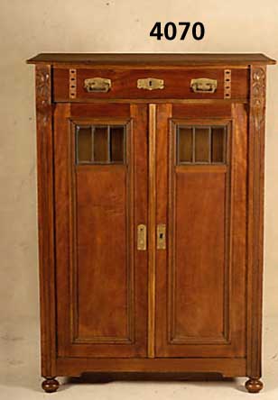 Vertiko, deutsch, Jugendstil, 1900/10 Korpus Weichholz, Nussbaum furniert, zeit- typische Schnitzerei, TÜren mit facettiertem Bleiglasscheiben, ...