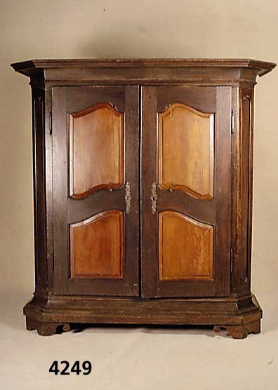 SpÄtbarockschrank, sÜdwestdeutsch, um 1780/ 1810, komplett auf Rahmen gearbeitet, Schnitzerei aus dem Vollholz, Inlets Kirsch- baum massiv, ...