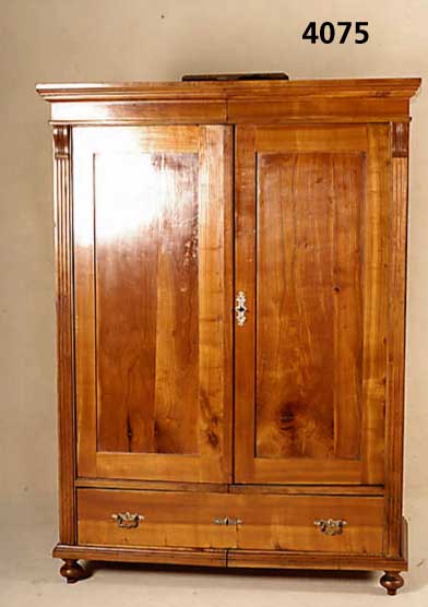 Schrank, deutsch, 2. HÄlfte 19. Jhd., Kirschholz massiv, in der Mitte teilbar, so- genannter Spaltschrank, zweitÜrig, Alters- und ...