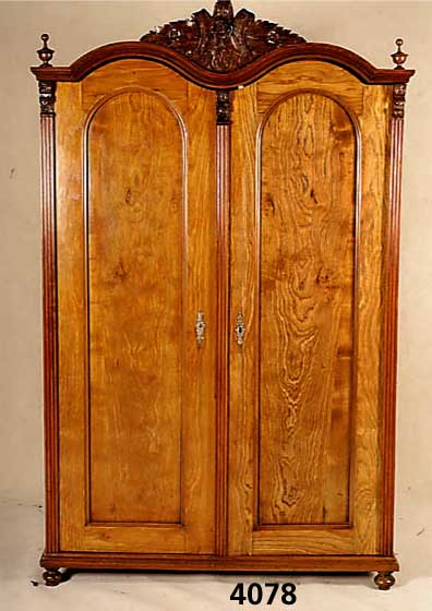Schrank,deutsch, um 1880, Ulme massiv, zwei- tÜrig, zerlegbar, oberer Abschluß als Doppel- bogen mit geschnitzter BekrÖnung, Alters- und ...