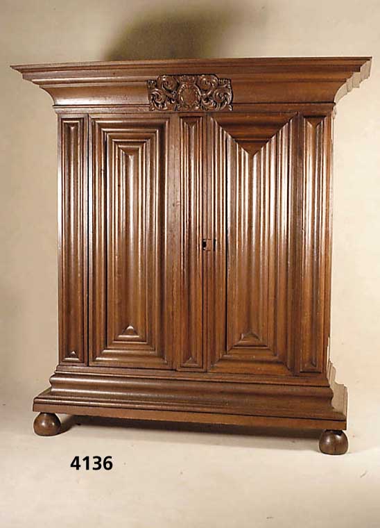 Sogenannter Frankfurter Wellenschrank, sÜd- deutsch, um 1750/60, Korpus Weichholz, Front und Seiten Eiche massiv, aus dem Voll- holz geschnitzt, ...