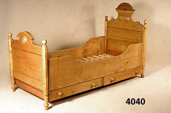 Bett, deutsch, um 1850/60, Kiefer, Barock- stil, aufgesetzte Muschelverzierung aus Kirschbaum, Zierdrechselteile, dazugehÖrige Schubladen ...