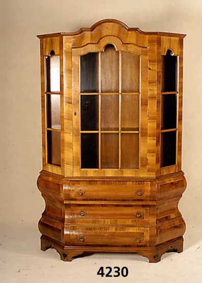 Vitrine, Holland/Italien, nach barockem Vorbild, Korpus Weichholz, Nußbaum- bzw. Wurzelnußfurnier, gespiegelt, Fadenintarsien, ursprÜnglich ...