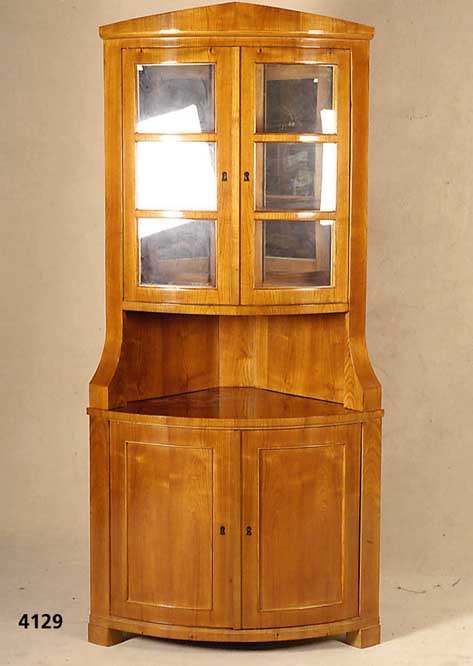 Eckvitrine, Biedermeierstil, Kirschbaum massiv, nach Vorbild von 1820/30, unter Ver- wendung alter Teile, Oberteil verglast, wohn- fertig, ...