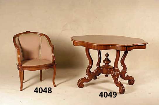 Salontisch, nord- bzw. mitteldeutsch, um 1835, Mahagoni und Obstholz, Fuß Untergestell in sich geschweift, geschweift, 4 Beine mit aus- laufenden ...