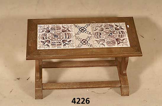 Blumenschrank, deutsch, Gestell Eiche, massiv, z.T. aus altem Holz, eingelegte Fayenceplatten, Holland um 1740/50, braun- lilafarbene Bemalung, ...