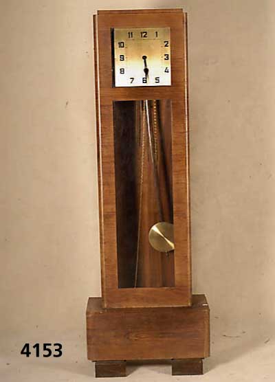 Standuhr, deutsch, um 1928/32, Korpus Weich- holz/Hartholz, einfacher wuchtiger Aufbau, kaukasisch Nußbaum querfurniert, Werk mit 2 Gewichten, ...