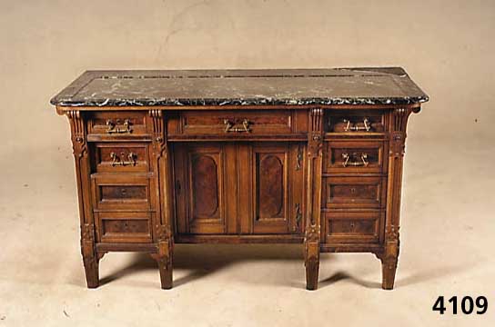 Schreibtisch, deutsch, um 1870/80, Korpus Weichholz, Eiche massiv, Front Nußbaum- bzw. Wurzelnußfurnier, 4 Schubladen, Mittelteil mit TÜre ...