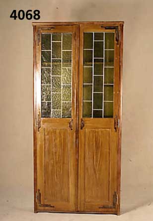 Vorratsschrank, deutsch, um 1900, Jugendstil , Weichholz, strukturelle Biermalerei, Ober- teil mit Bleiverglasung in grau und grÜn, Kunstglas, ...