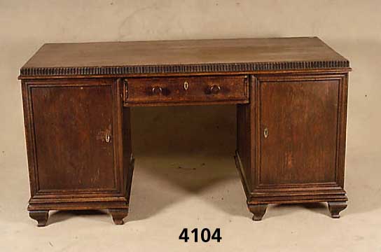 Schreibtisch, deutsch, um 1910/15, Korpus Weichholz, Eiche massiv, Eichefurnier, z.T. gespiegelt, TÜren leicht geschwungen, doppelt getreppt, ...