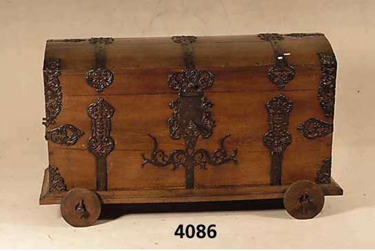 Reisebuckelstruhe, deutsch, um 1850/60, Eiche massiv, ausgesuchtes Holz, original EisenbeschlÄge, reich verziert, ineinander verwoben, original ...