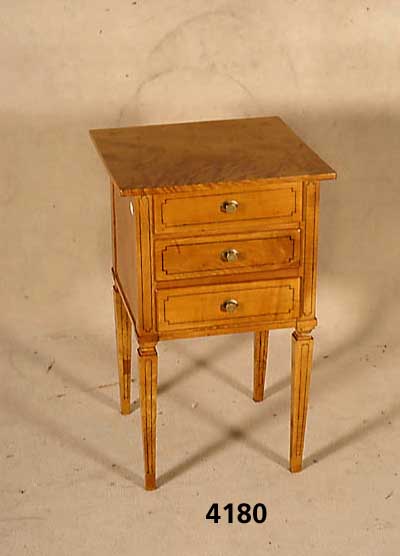 Pfeilerkommode, deutsch, um 1910, Korpus Weichholz, z.T. auf Rahmen gearbeitet, Ahorn- furnier und Birke, Louis-XVI-Stil, klassi- zistisch, ...