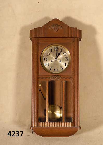 Wanduhr, Pfeilkreuz, HolzgehÄuse z.T. geschnitzt, Schwungbereich des Pendels facettiertes Glas, Messingzifferblatt, 8-Tage Werk, ...