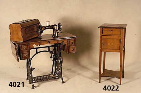 NÄhmaschine, deutsch, Marke Raff um 1900, geschwungenes Gußgestell, Nußbaumholz mit Einlegearbeiten, 4 Schubladen, Gebrauchsspuren ca. ...