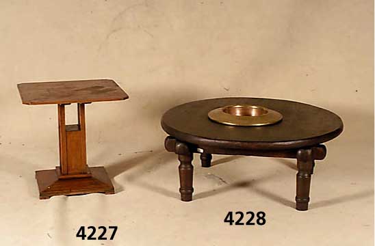 Couchtisch rund, Indien, mit MessingschlÜsseleinsatz, massives Untergestell und Tischplatte 5 cm stark, Gebrauchsspuren, ca. D 97, H 42 cm XXX