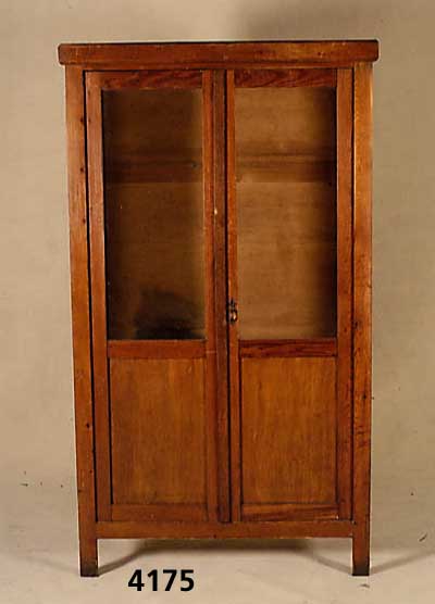 Vitrine, Belgien um 1930 Korpus Weichholz mit original Biermalerie, EinlegebÖden fehlen, Altersspuren, ca. 181x104x44 cm