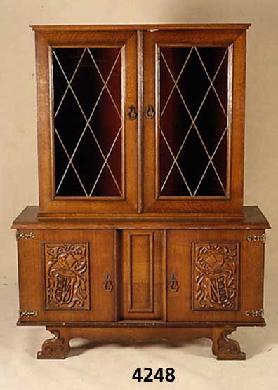 Vitriene, Belgien um 1920/30 Eiche Furnier, bunte Bleiverglasung, maschinelle Holzauflege arbeiten, Gebrauchsspuren, ca. 170x1247x45 cm, ...