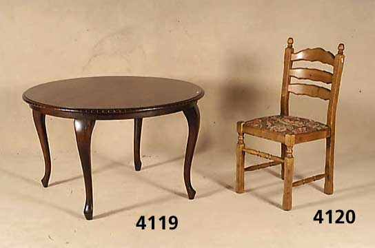 runder Tisch, deutsch um 1930, Nußbaum geschwungene Beine, ehemals ausziehbar, Gebrauchsspuren, ca. D 112, H 68 cm