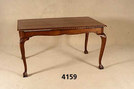 Ausziehtisch, deutsch um 1910, Eiche massiv z.T. furniert, Beine geschwungen, partiell geschnitzt, KlauenfÜße, Gebrauchsspuren, ca. 240x92x78 cm