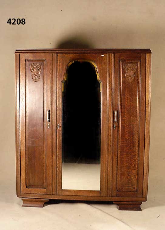 Kleiderschrank, Frankreich um 1920, Art-Deco, 3-tÜrig mit facettiertem Spiegel, drei EinlegebÖden, wohnfertig, Gebrauchsspuren, ca. 193x160x48 cm