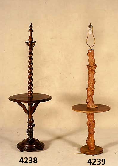 Lampentisch in Form eines Baumstammes, Elektik nicht geprÜft, Lampenschirm fehlt, Gebrauchsspuren, ca. 180 cm hoch