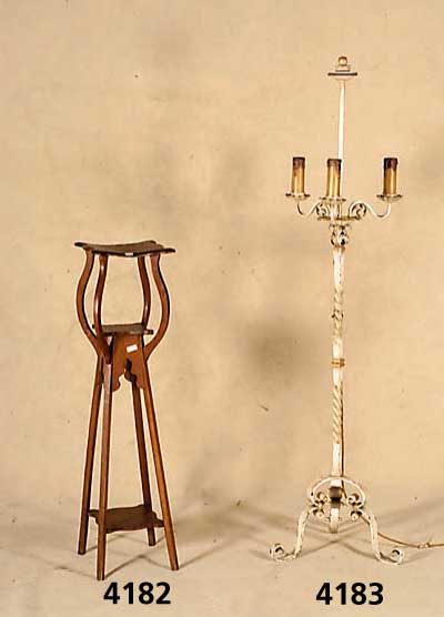 Stehlampe, deutsch um 1930, schmiedeeiserne Montur, farbig gefaßt, Elektrik nicht geprÜft, Lampenschirm fehlt, Gebrauchsspuren, ca. H 180 cm