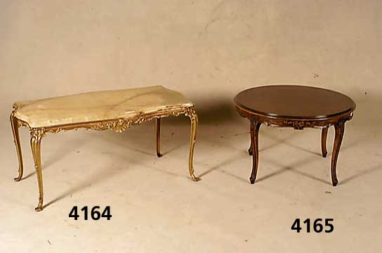 Tisch rund, StilmÖbel, Platte Nußbaum furniert, Blumenschnitzerei an den geschweiften Beinen, Gebrauchsspuren, ca. D 70 H 45 cm